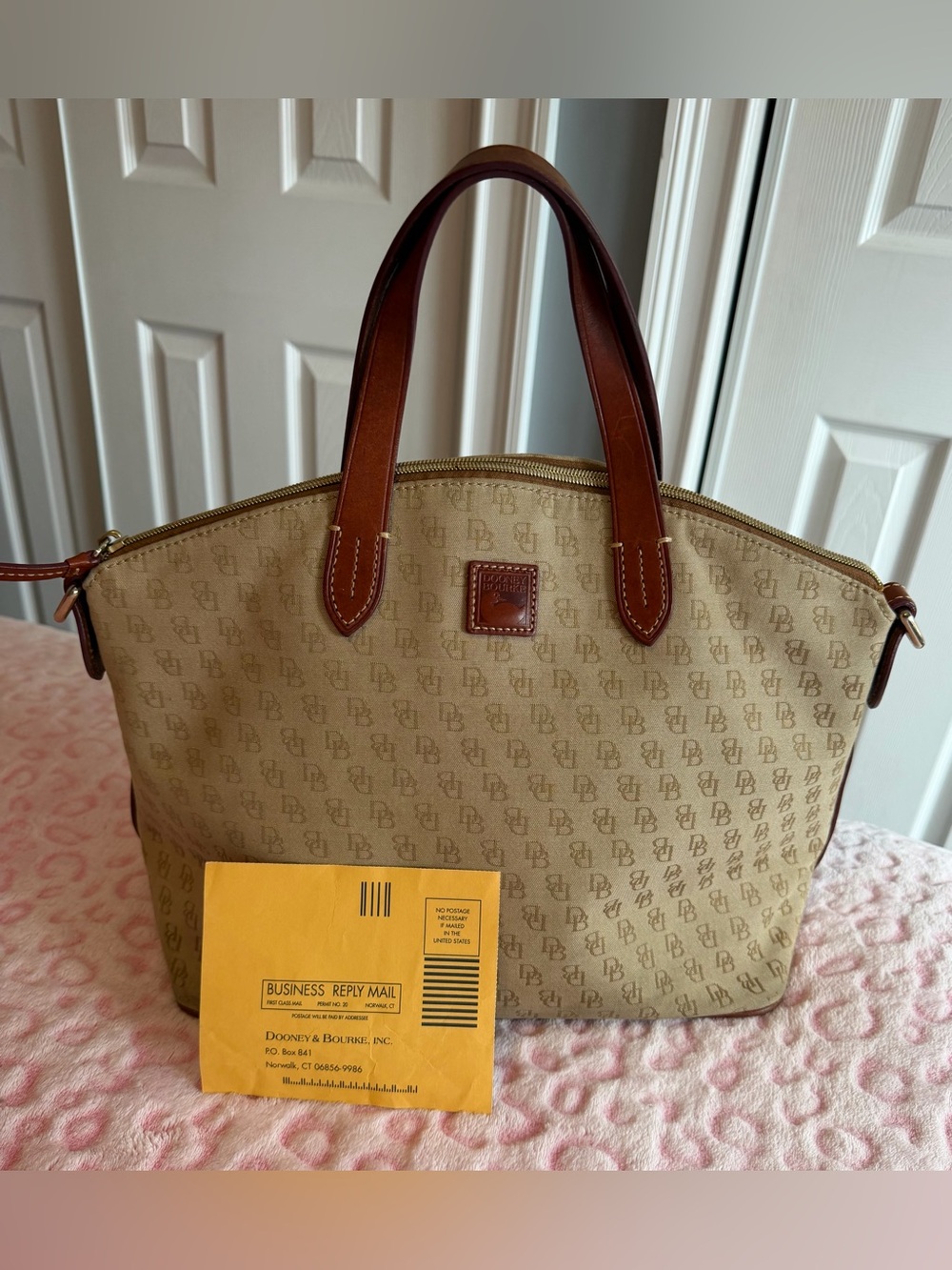 Dooney & Bourke Greta Satchel Beige Bag
Handbags Women’s - Picture 7 of 11